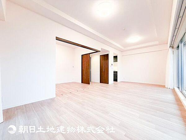 【リビング】大切なご家族、招いた友人と過ごすひと時を溢れる光が優しく包み込む空間。