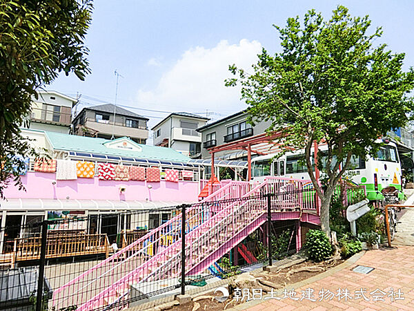 【百合丘さくら幼稚園】1370ｍ　大人数のマンモス園よりも、先生たちの目がしっかり届く環境でのびのび育てたいというご家庭にぴったりの幼稚園です。