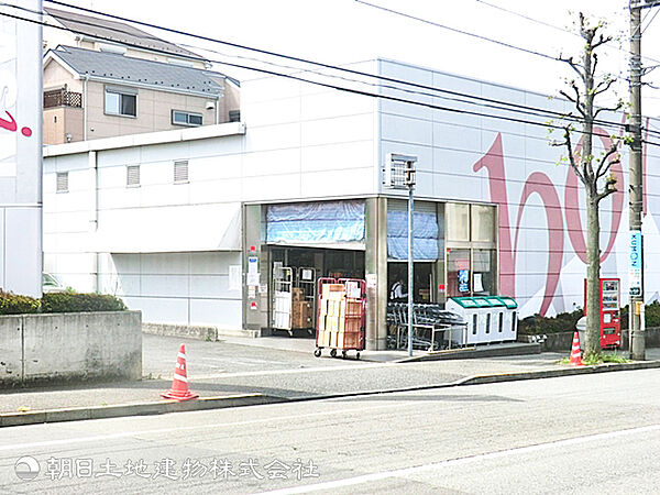 【成城石井美しが丘店】1260ｍ　上質な食材が気軽に手に入り、日常の食卓を少し贅沢にしてくれる店。洗練された品揃えで、立ち寄るたびに新しい発見がある場所です。