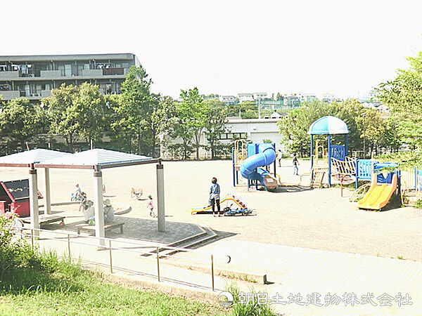 【保木公園】1070ｍ　木々に囲まれた静かな広場が心を落ち着かせ、散歩や外遊びに最適。季節の移ろいを身近に感じられる、地域の憩いの公園です。