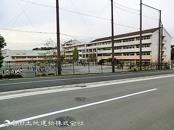 【十日市場中学校】2700ｍ　「十中」の愛称で親しまれ、生徒の自主性を重んじる活気ある校風。部活動が非常に盛んで地域との繋がりも深く、緑豊かな環境の中で文武両道を実践できる中学校です。