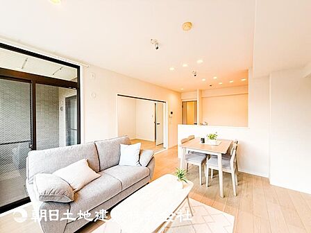 【リビング】大切なご家族、招いた友人と過ごすひと時を溢れる光が優しく包み込む空間。