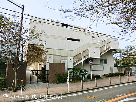 【岩崎中学校】540m 高台の開放感あふれる景色を望む校舎で、のびのび学ぶことができます。私服での登校も可能で、生徒一人ひとりの個性や多様性を尊重しているのも魅力です。