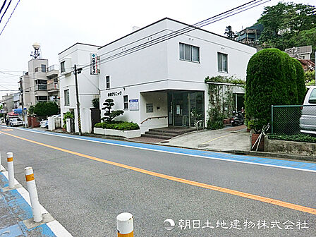 【吉田クリニック】650m 40年以上地域に根ざしたクリニックで、リウマチと循環器の専門医が在籍しており専門的な診療を受けることができます。超音波検査の設備も充実しています。