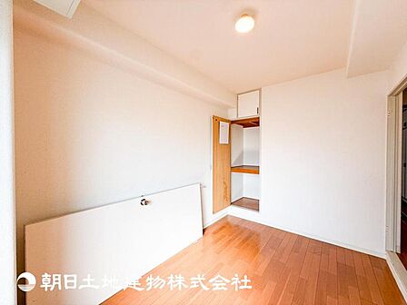 【居室】一人で過ごす空間は音楽を聴いたり読書をしたりと趣味を楽しめる空間です。