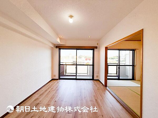 【リビング】大切なご家族、招いた友人と過ごすひと時を溢れる光が優しく包み込む空間。