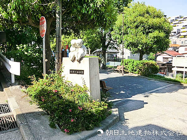 【初音ヶ丘公園】660ｍ　一戸建てが並ぶ閑静な住宅街の坂道沿いにある公園です。すべり台・ブランコがありちょっとした遊び場に便利で、木陰が気持ち良い穏やかな空間です。
