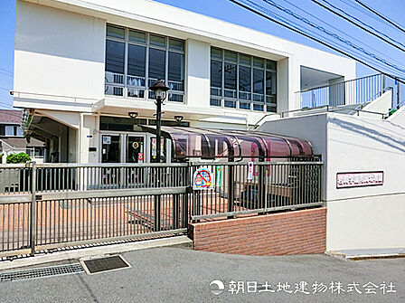 【岩崎学園附属幼稚園】430m 東京大学・池谷教授監修のもと、子どもの意欲やひらめきを育む環境づくりを大切にしています。広い園庭では草花や土に触れながらのびのびと遊べます。