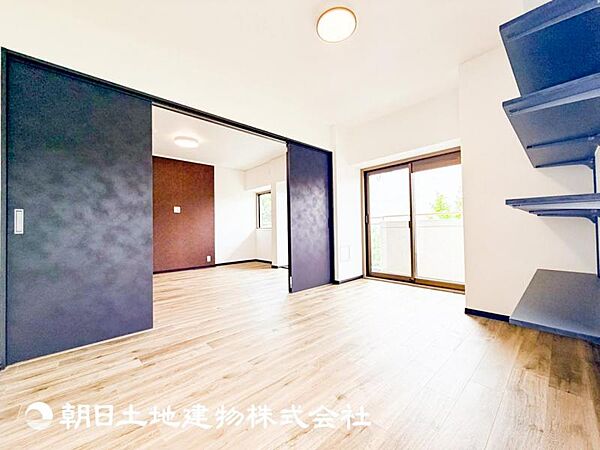 【リビング】リビングにはみんなが集い、食事や楽しい会話が始まる。