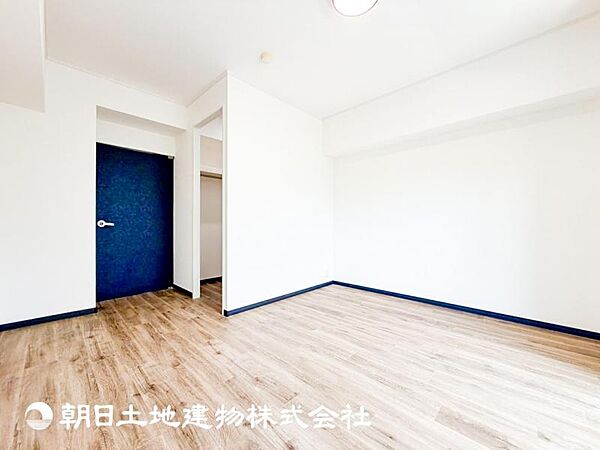 【居室】爽やかな空間演出とセンス良く纏められた室内は素敵な寛ぎ空間です。