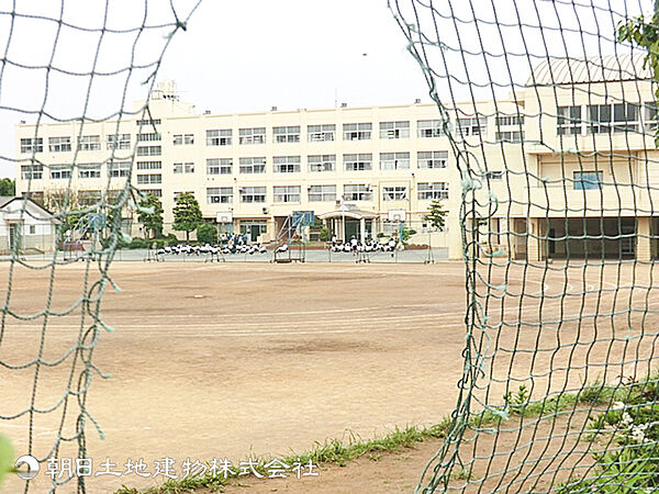 【山内中学校】2400ｍ　校庭は横浜市で3番目の広さを誇り、豊かな運動環や部活動の種類も充実しているところが魅力です。1947年創設の伝統ある学校で地域からも信頼されています。