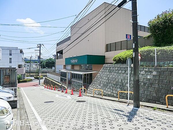 【食品館あおば荏田北店】220ｍ　高品質・低価格の食材を提供する家計にやさしいスーパーです。新鮮な青果や精肉・鮮魚、パンなど品揃えが豊富でドラッグストアも併設しています。