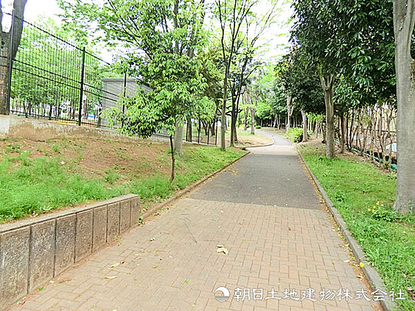 【荏田猿田公園】500ｍ　草原や木々の豊かな緑を感じられる穏やかな公園です。遊具が揃っており、お子様が思いっきり遊べる広々としたスポットです。