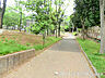 周辺：【荏田猿田公園】500ｍ　草原や木々の豊かな緑を感じられる穏やかな公園です。遊具が揃っており、お子様が思いっきり遊べる広々としたスポットです。