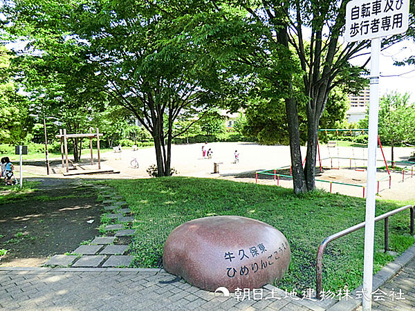 【牛久保東ひめりんご公園】580ｍ　桜や植栽の美しい自然豊かな公園です。公園全体を見渡せる開放的な雰囲気で、ボール遊びなどを楽しめる広さも確保されています。