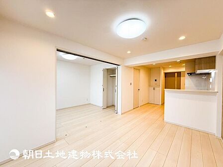 リビングにはみんなが集い、食事や楽しい会話が始まる。