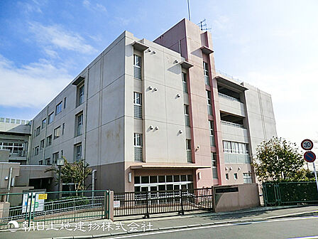【山下みどり台小学校】200m ゆったりとした静かな住宅地に立地する小学校。徒歩10分圏内のため親御様も安心して送り出せます。2004年開校と比較的新しく設備面も整っています。