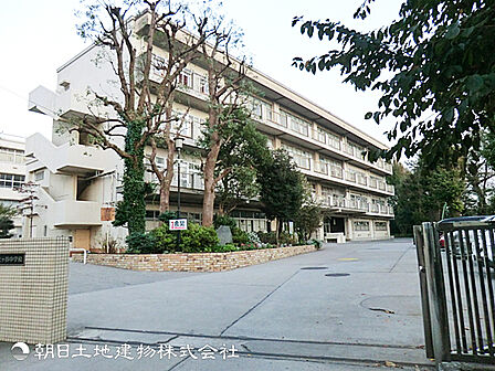 【保土ヶ谷中学校】1500m 緑豊かな環境と地域での温かい繋がりが魅力。生徒一人ひとりが主体的に学び、スポーツや文化活動に情熱を注ぐ、活力あふれる中学校です。