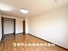 寝室：【居室】爽やかな空間演出とセンス良く纏められた室内は素敵な寛ぎ空間です。
