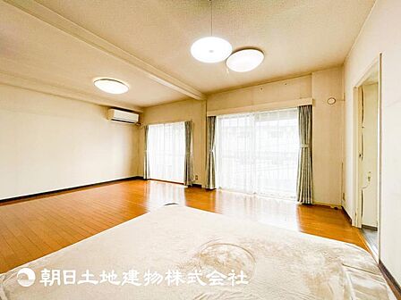 【リビング】大切なご家族、招いた友人と過ごすひと時を溢れる光が優しく包み込む空間。
