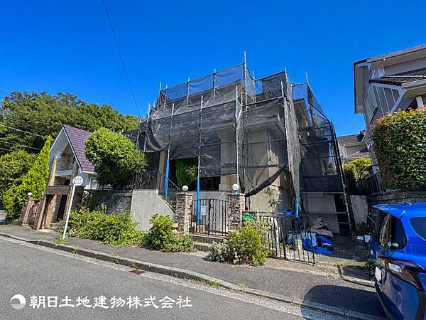 リビングにはみんなが集い、食事や楽しい会話が始まる。
