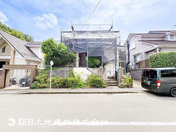 リビングにはみんなが集い、食事や楽しい会話が始まる。