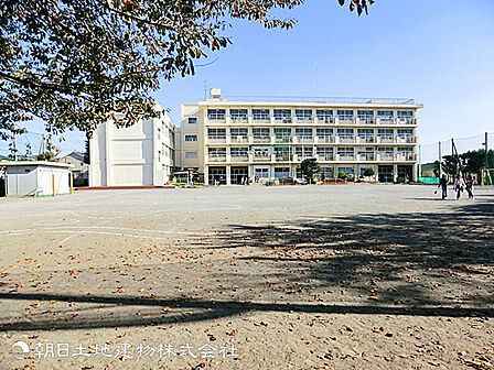 【篠原小学校】900m 静かな住宅街に立地し自然にも恵まれており、のびのびと過ごすことができる環境です。縦割り活動が盛んで、社会性を身につけることができます。