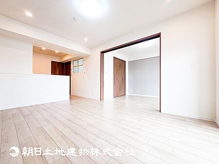 【リビング】大切なご家族、招いた友人と過ごすひと時を溢れる光が優しく包み込む空間。