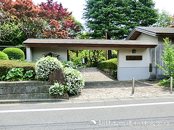 【堂之坂公苑】800ｍ　江戸時代の屋敷跡を利用した、日本庭園風の情緒あふれる公園です。四季折々の景色を楽しめる散策やリフレッシュにぴったりのスポットです。