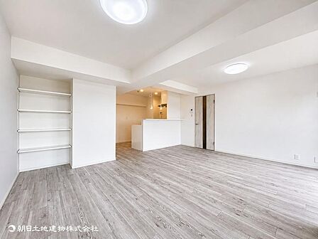 【リビング】大切なご家族、招いた友人と過ごすひと時を溢れる光が優しく包み込む空間。