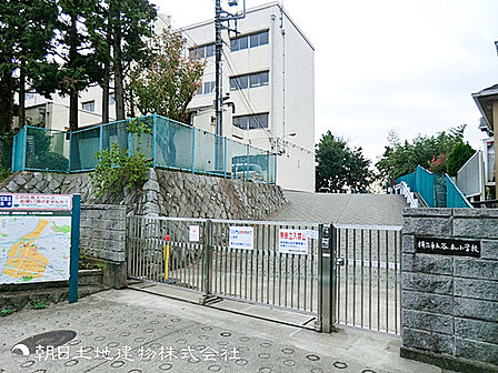 【谷本小学校】920ｍ　創立150年以上の地域に根ざした小学校で見守り体制も整っています。校内には自然豊かな「谷本の森」があり、四季を感じながら学ぶことができる環境が強みです。