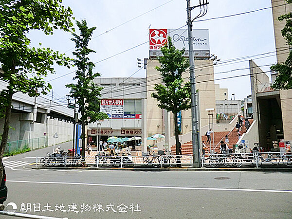 【東急ストア藤が丘店】1240ｍ　駅から徒歩1分の立地にあり、生鮮食品の鮮度と品揃えに定評があります。夜22時まで営業しているので通勤帰りにも立ち寄りやすいスーパーです。