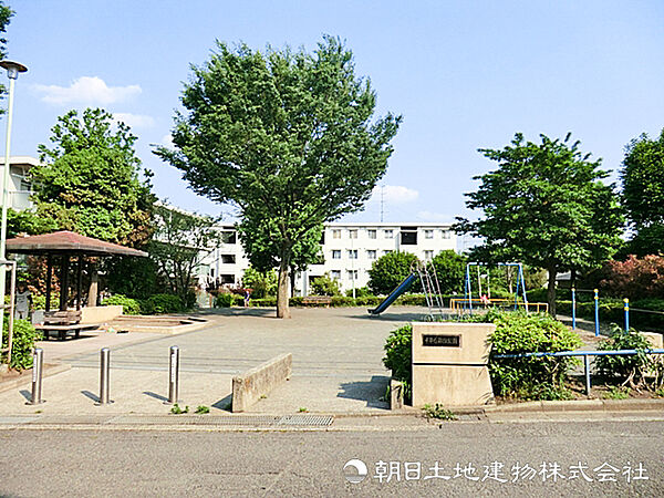 【千草台第四公園】230ｍ　閑静でゆったりとした住宅街の中にある緑豊かな公園です。徒歩3分と近く、遊具も設置されているため小さなお子様の遊び場にぴったりです。