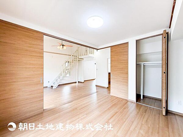 【居室】一人で過ごす空間は音楽を聴いたり読書をしたりと趣味を楽しめる空間です。