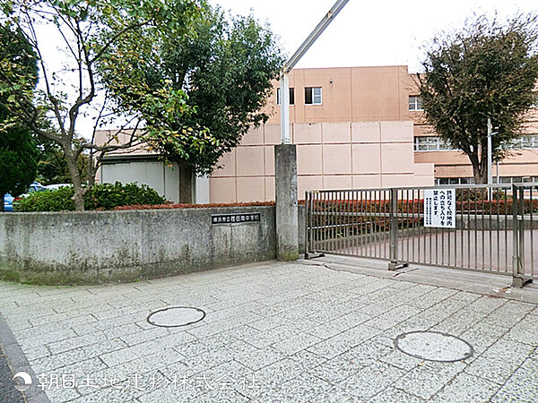 【荏田南中学校】850ｍ　緑豊かな遊歩道に面した安全な通学路と、学習と部活動の両立を応援する熱心な指導が魅力。地域との温かい繋がりも自慢です。
