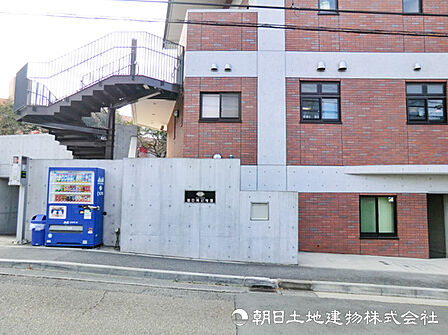 【荏田南幼稚園】610ｍ　「意欲を育て、可能性を拡げる」を教育目標に掲げ、子どもたちの「大好き」や自主性を大切にした自由保育と豊かな体験活動が魅力です。