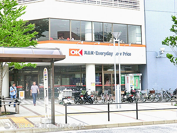 【オーケー 港北店 】1310ｍ　都筑ふれあいの丘駅からすぐの良好なアクセス。圧倒的な安さと豊富な品揃えを誇る大型店舗で、まとめ買いや日常の買い物にとても便利です。