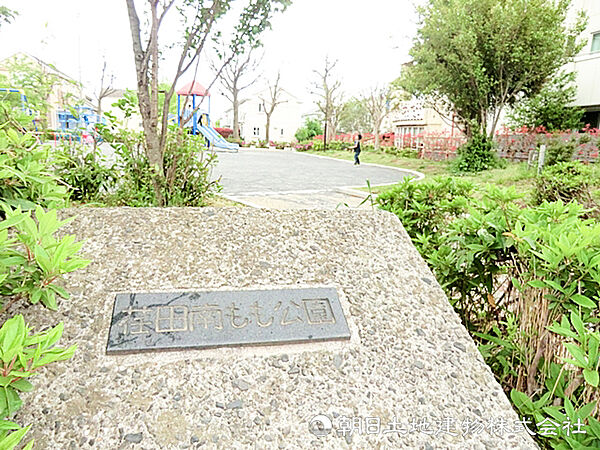 【荏田南もも公園】360ｍ　えだきん商店街に近い遊歩道沿いに位置し、複合遊具やブランコ、砂場などが充実。地域の方が大切に管理する、綺麗で穏やかな憩いの公園です。