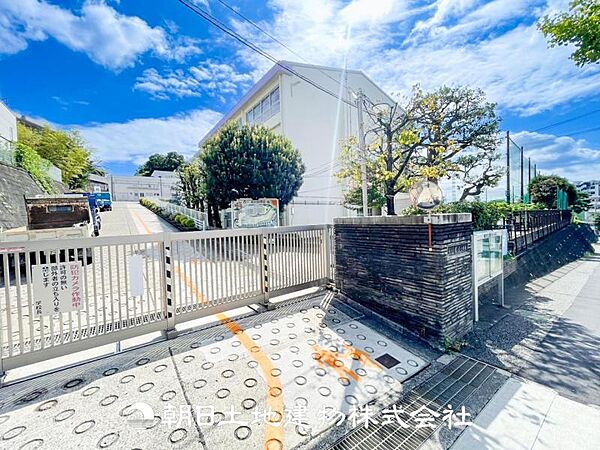 【藤が丘小学校】340ｍ　学習意欲の高い生徒が多く、良い刺激を与えてくれる教育環境です。先生もひとりひとりに丁寧に教えてくれるので安心。イベント豊富で活気のある小学校です。