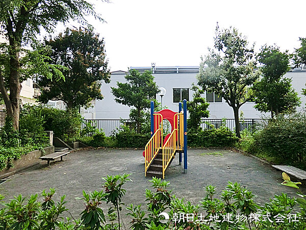 【藤が丘第五公園】160ｍ　コンパクトながら緑を感じられる空間で、近隣住民のちょっとした休憩や、お子様の外遊びの場として親しまれている落ち着いたスポットです。