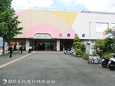【二俣川駅】1360ｍ　相鉄本線といずみ野線の分岐点で、横浜駅や都心へのアクセスが良好。駅直結の商業施設や充実した生活環境に加え、豊かな自然も残る便利で暮らしやすい街です。