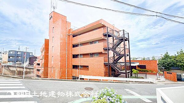 リビングにはみんなが集い、食事や楽しい会話が始まる。