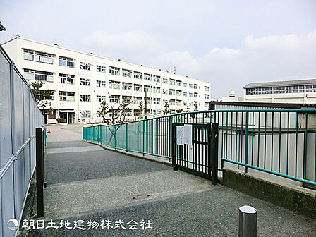 【笹野台小学校】500m 戸建多めのゆったりと整ったエリアにあり、住宅地の落ち着きが反映した穏やかな校風が魅力です。のびのびしつつ放任すぎないバランスのとれた教育環境です。