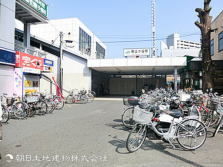 【保土ヶ谷駅】4800m 横浜駅の隣駅でありながら、都会のエアポケットのように静かで宿場町の風情も残ります。都心へのアクセスもスムーズで、駅前には商業施設が充実しています。