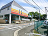 周辺：【左近山幼稚園】460ｍ　定員120名の大きな園で、お友達と関わりを通して豊かな心を育みます。広い園庭で季節の草花など自然に触れながらのびのび遊ぶことを大切にしています。