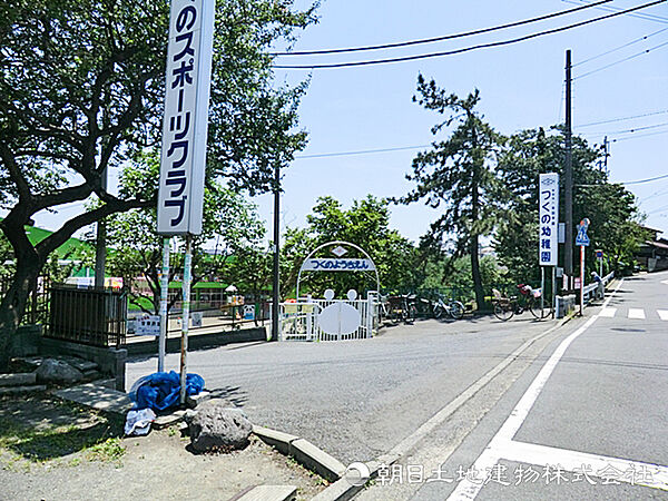 【つくの幼稚園】760ｍ　「遊びから学ぶ」を徹底しており、行事も子どもたち主体となって行い協調性や社会性を育みます。広い園庭や温水プールで体を使った活動が充実しています。