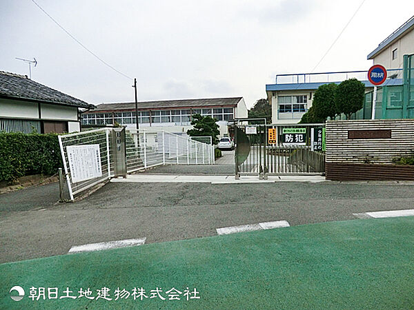 【南本宿小学校】400ｍ　こども自然公園の教育水田を活用した米づくりなど、地域と連携した体験学習を実施しています。約450名が通う活気と落ち着きのバランスの取れた中規模校です。