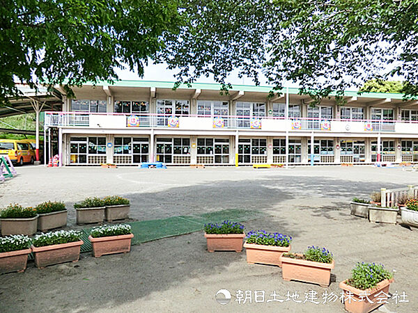 【本宿幼稚園】650ｍ　地域の子ども中心のため、あたたかくアットホームな雰囲気の幼稚園です。遊び中心で自由度が高く、お子様がストレスなく過ごすことができます。