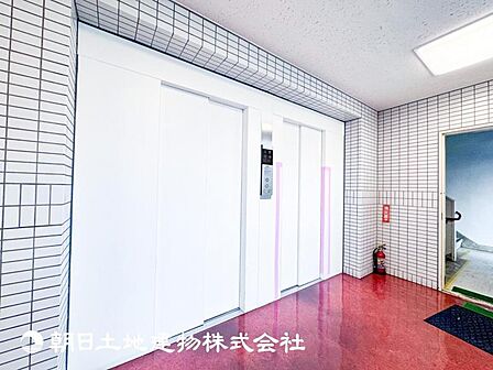【エレベーター】荷物の搬入もできる便利な設備があります。