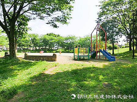 【十日市場公園】120m 豊かな自然に囲まれ、広々としたグラウンドや遊具が揃う十日市場公園。地域住民の憩いの場として、子どもから大人まで安心してリフレッシュできる癒しのスポットです。
